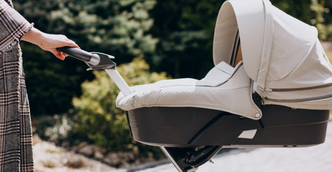 В Петербурге 18-летний дворник спас брошенного в коляске младенца