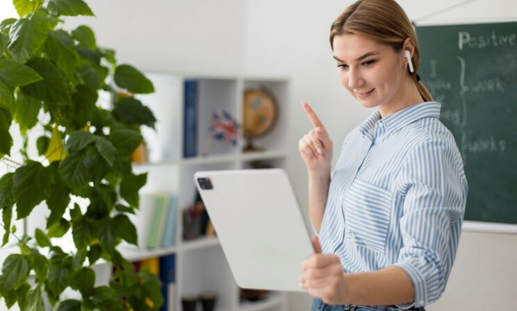 Учителям в российских регионах выдадут планшеты для работы 