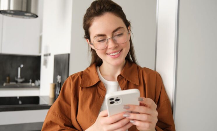 Новости о добрых поступках и научных прорывах: ученые нашли замену думскроллингу