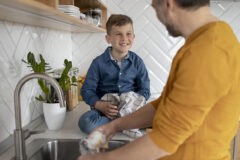 «Сын требует денег за хорошие оценки и помощь по дому»