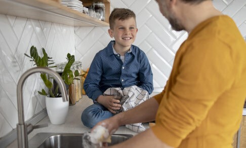 «Сын требует денег за хорошие оценки и помощь по дому»