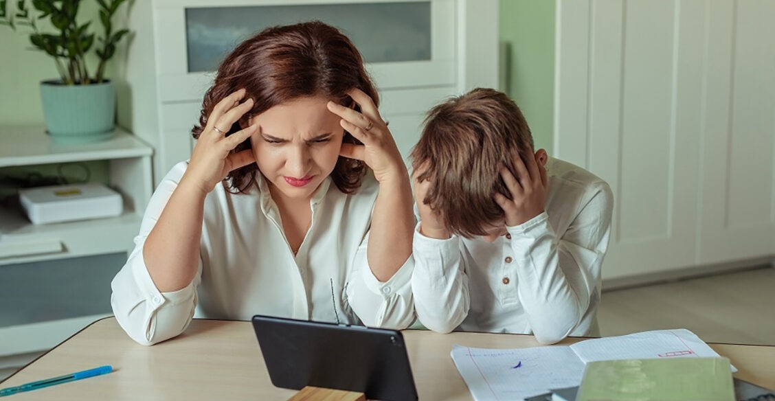 Сын ноет: «Посмотри в электронном дневнике, что мне задано». А учитель записал домашку в воскресенье