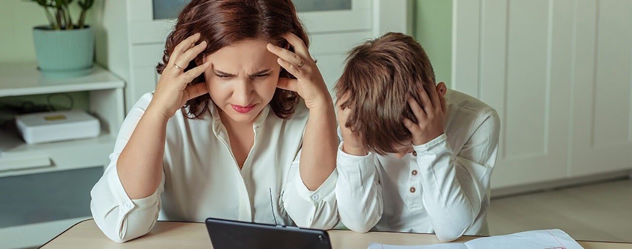 Сын ноет: «Посмотри в электронном дневнике, что мне задано». А учитель записал домашку в воскресенье