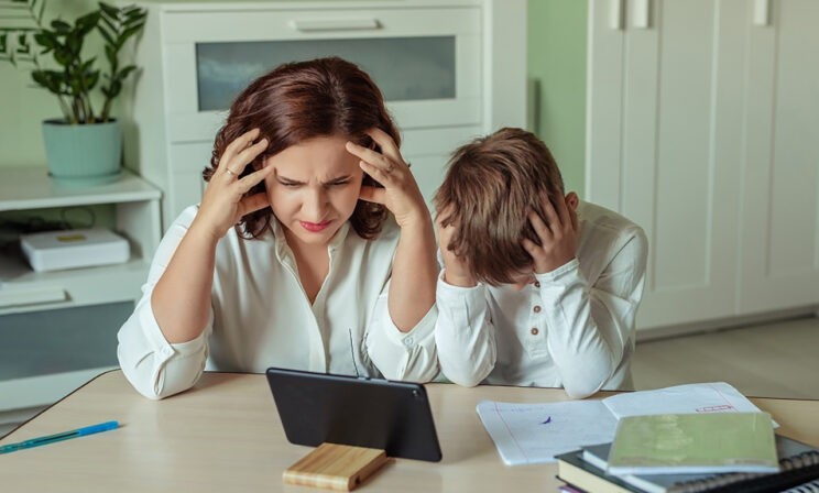 Сын ноет: «Посмотри в электронном дневнике, что мне задано». А учитель записал домашку в воскресенье