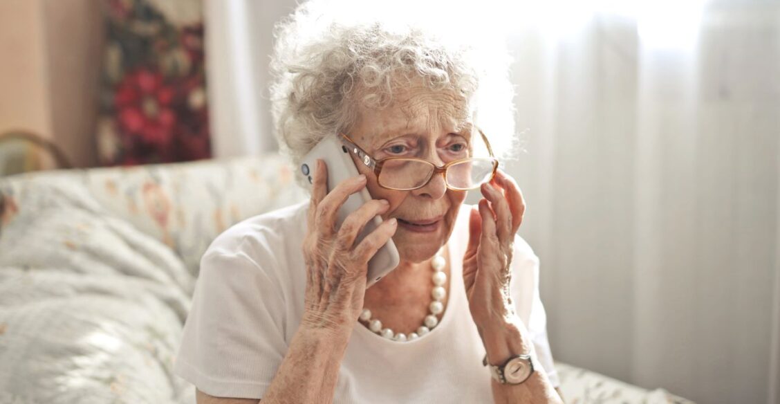 Мошенники в России стали обманывать пенсионеров «выплатами ветеранам труда»