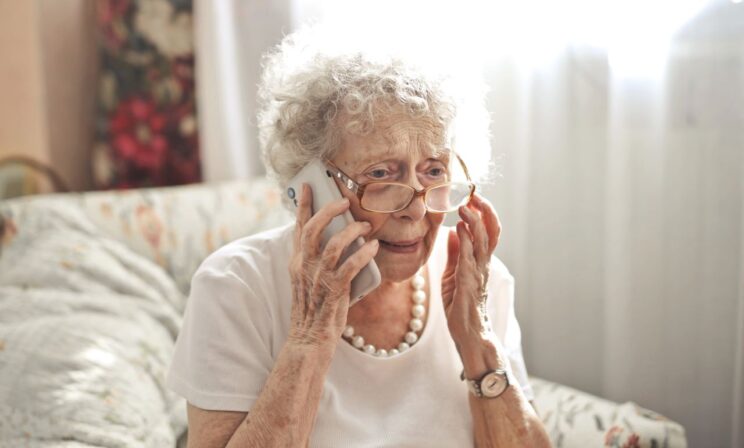 Мошенники в России стали обманывать пенсионеров «выплатами ветеранам труда»