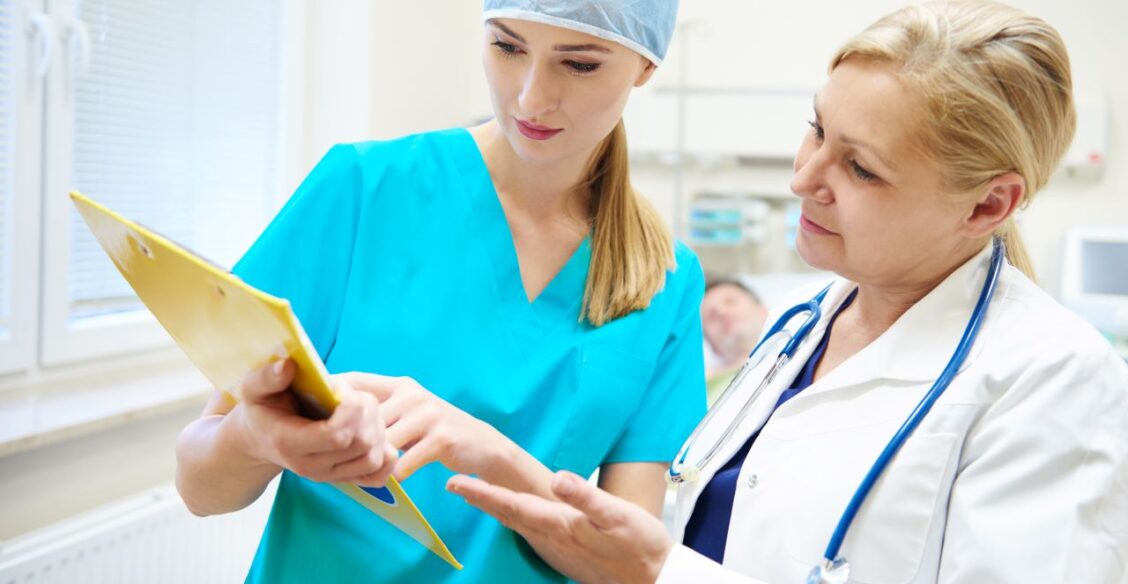 Зарплаты врачей в России удвоились за 10 лет, а доход медсестер сократился