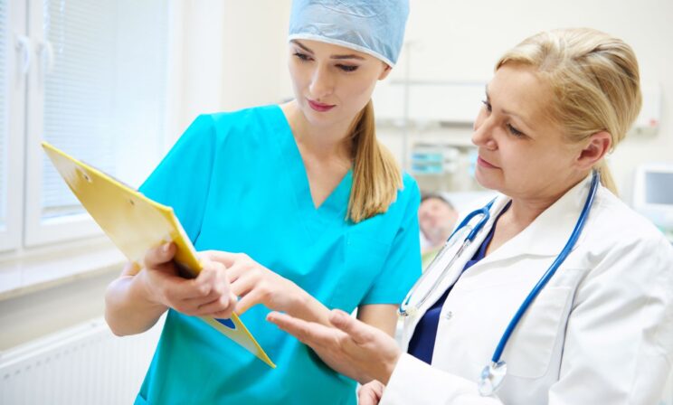 Зарплаты врачей в России удвоились за 10 лет, а доход медсестер сократился