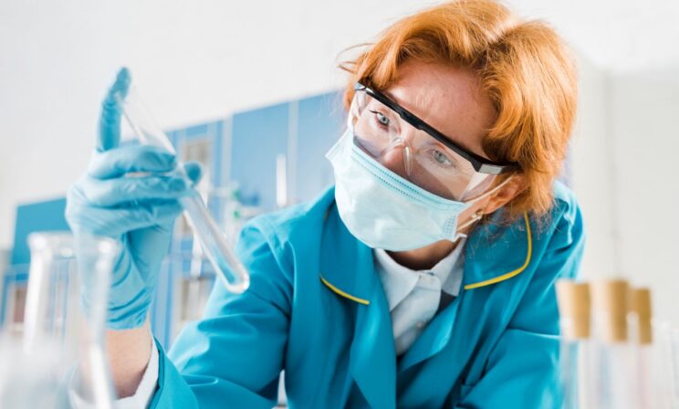 Наука стареет: в России стало меньше докторов и кандидатов