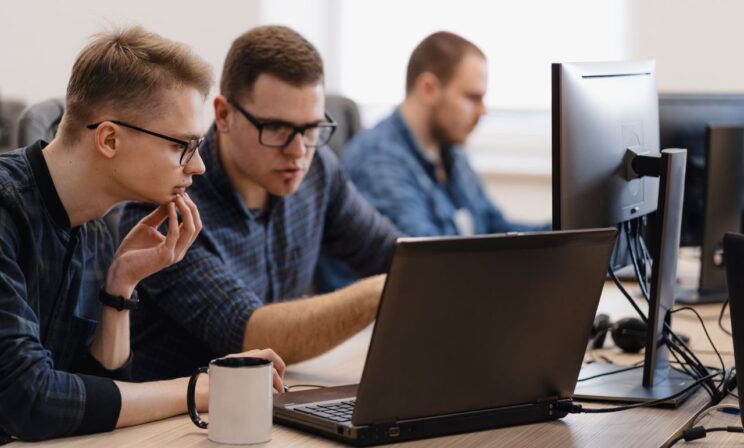 Опрос: в России больше других довольны своей работой врачи и программисты