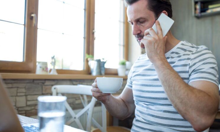 «Дай деньги на подарок маме»: мошенники начали копировать голоса детей через ИИ