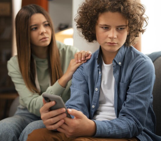 «Мы с папой расстаемся». Как поговорить с подростком о разводе родителей