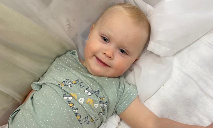 Дарине год и три месяца, но она пока не научилась ходить