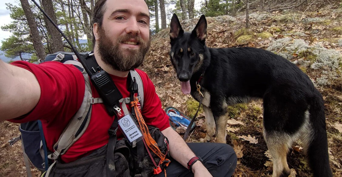 Двухлетняя девочка пропала в лесу. Ее спасла собака-поисковик