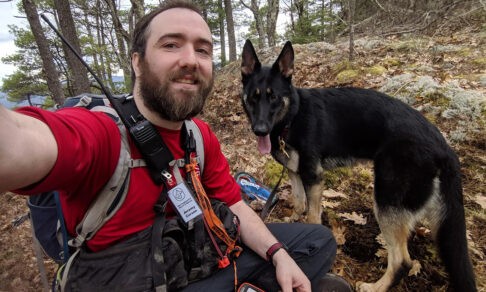 Двухлетняя девочка пропала в лесу. Ее спасла собака-поисковик