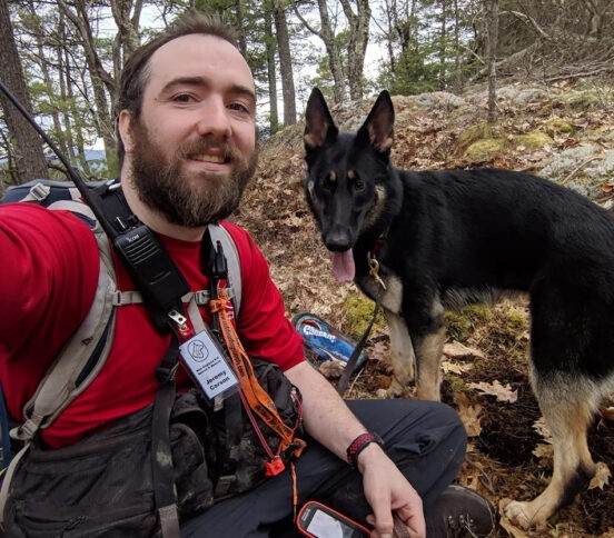 Двухлетняя девочка пропала в лесу. Ее спасла собака-поисковик
