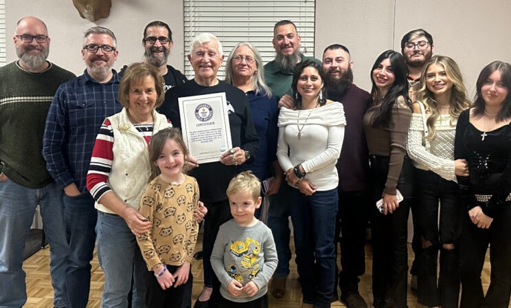 Семья в США усыновила 74-летнего друга и попала в Книгу рекордов Гиннесса