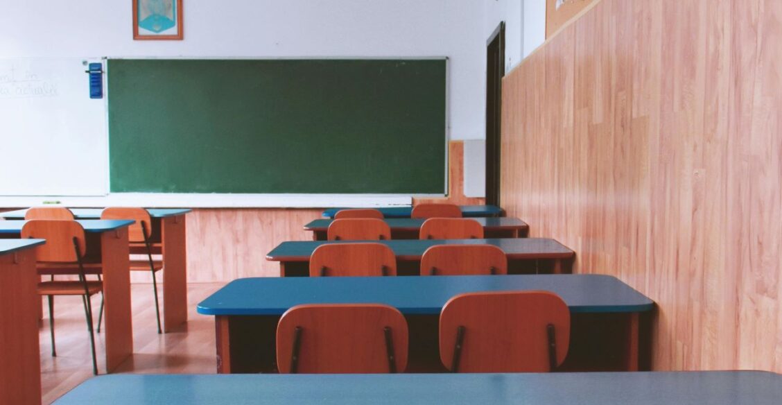 На Урале восьмиклассница напала на учительницу на уроке и ранила ее