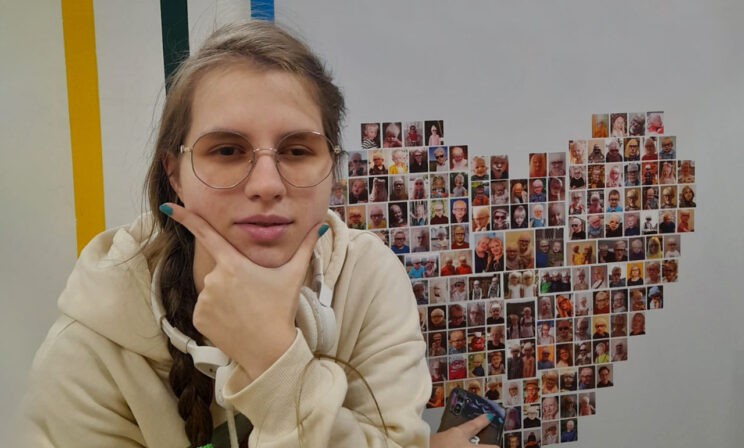 «Даше больно смотреть на солнце». Девочке нужны очки с фотохромами