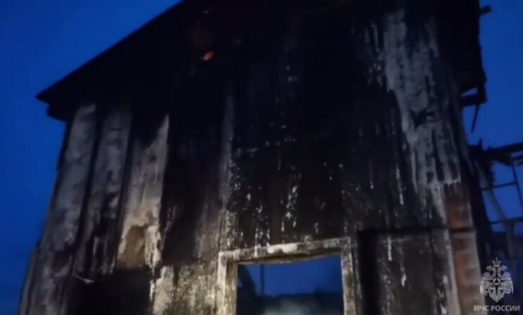 Семеро человек, включая четверых детей, погибли при пожаре в Сургуте