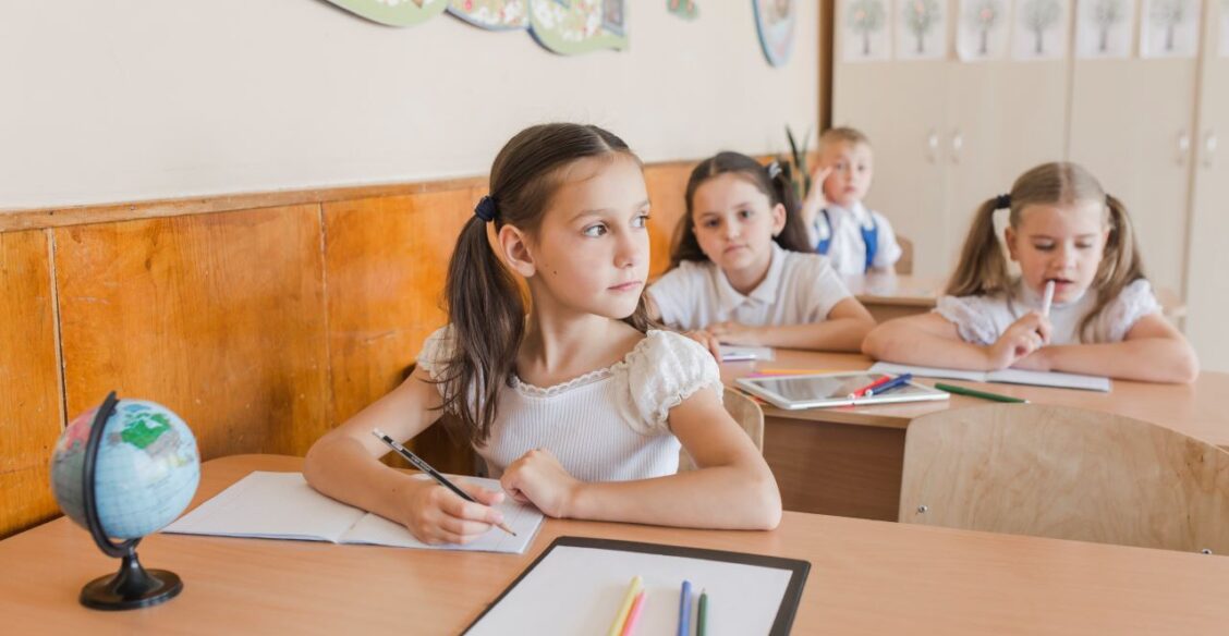 Министр просвещения прокомментировал идею увеличить обучение в школах до 12 лет