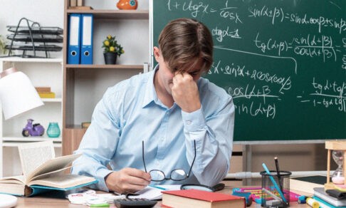 «Один ученик подрался, другой получил двойку, а разбираться мне». Классные руководители — о своей работе