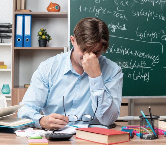 «Один ученик подрался, другой получил двойку, а разбираться мне». Классные руководители — о своей работе