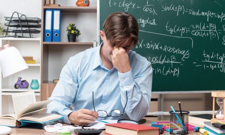 «Один ученик подрался, другой получил двойку, а разбираться мне». Классные руководители — о своей работе