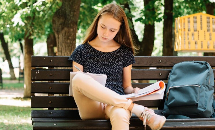 «Я сходила на выпускной одноклассников, учась на втором курсе». Что дает учеба на экстернате