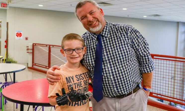 Учитель из США создал протез руки для своего ученика при помощи 3D-принтера