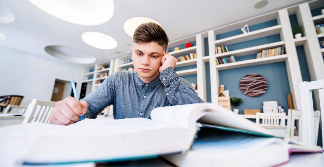 Минобрнауки: платный прием для абитуриентов с низкими баллами ЕГЭ ограничивать не будут