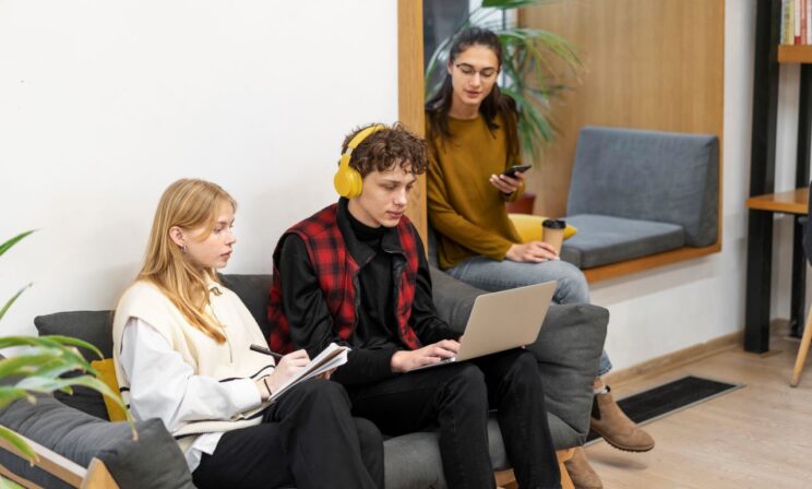 ИИ сокращает вакансии для новичков по всему миру