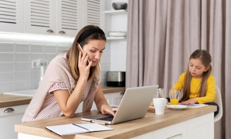 Опрос: работающим мамам в России не хватает больше гибкого графика, чем денег