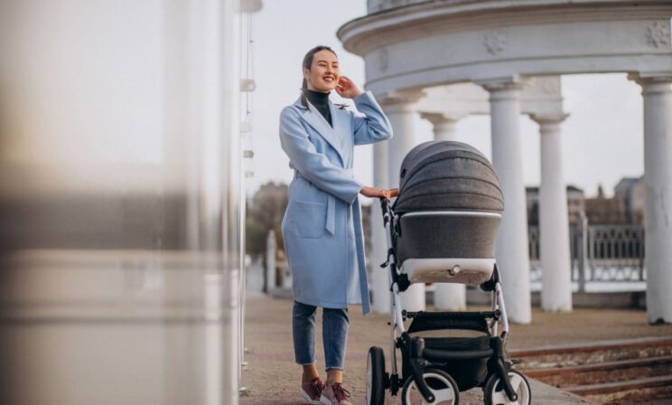 «Я встречу вас и отвезу домой»: москвички создали чат помощи молодым матерям