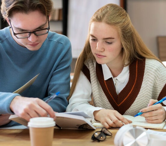 «Мы с моей ученицей сдавали ЕГЭ в один день». Репетиторы, которые еще вчера были школьниками