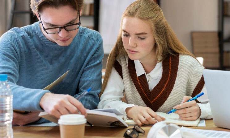 «Мы с моей ученицей сдавали ЕГЭ в один день». Репетиторы, которые еще вчера были школьниками