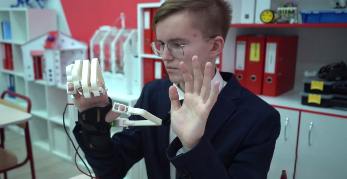 Школьник из Подмосковья создал устройство для восстановления подвижности кисти руки