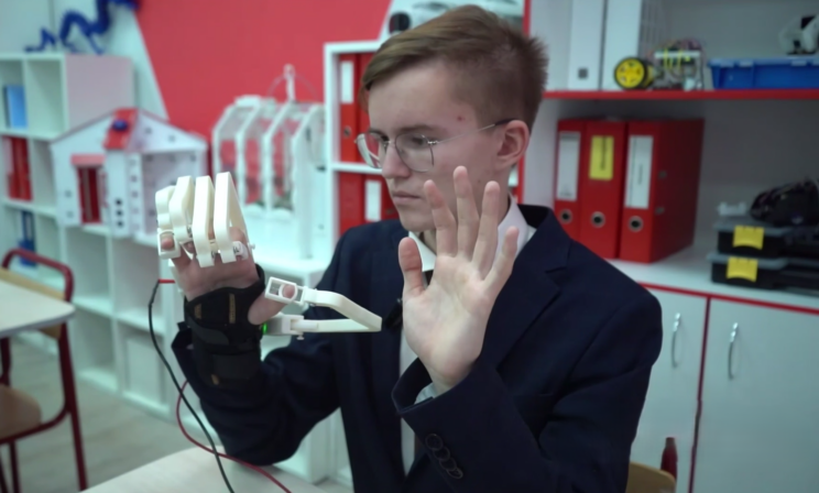 Школьник из Подмосковья создал устройство для восстановления подвижности кисти руки