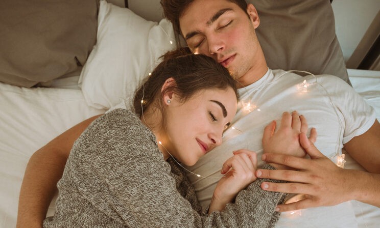 «В Новый год сажусь на электричку и еду в лес». Истории людей, которым классно не отмечать