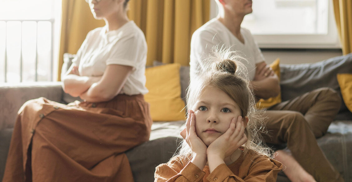 «После развода муж на 15 минут заехал за вещами, детей игнорировал». Как я поговорила с детьми о разводе