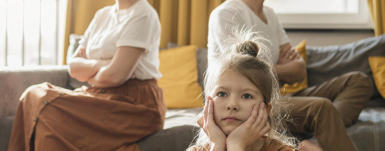 «После развода муж на 15 минут заехал за вещами, детей игнорировал». Как я поговорила с детьми о разводе