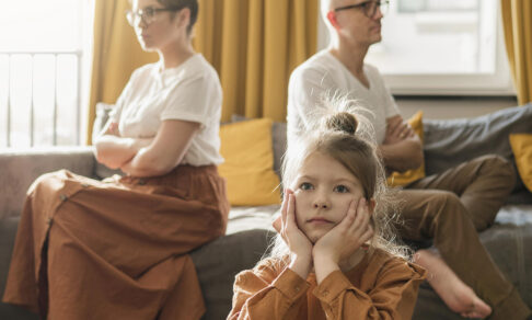 «После развода муж на 15 минут заехал за вещами, детей игнорировал». Как я поговорила с детьми о разводе