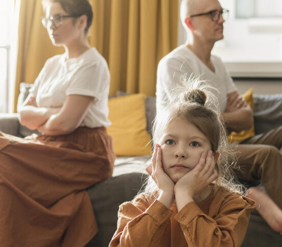 «После развода муж на 15 минут заехал за вещами, детей игнорировал». Как я поговорила с детьми о разводе