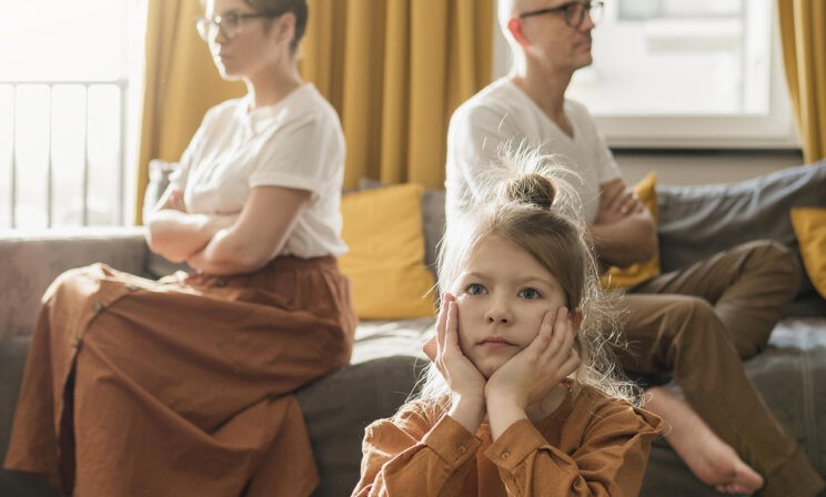 «После развода муж на 15 минут заехал за вещами, дочь игнорировал». Как поговорить об этом с детьми