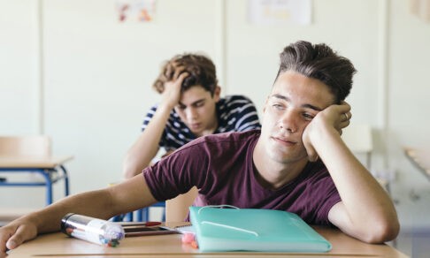 «После девяти уроков — пробники ЕГЭ и домашка до часу ночи». Старшеклассники и эмоциональное выгорание