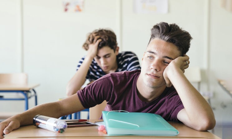 «После девяти уроков — пробники ЕГЭ и домашка до часу ночи». Старшеклассники и эмоциональное выгорание