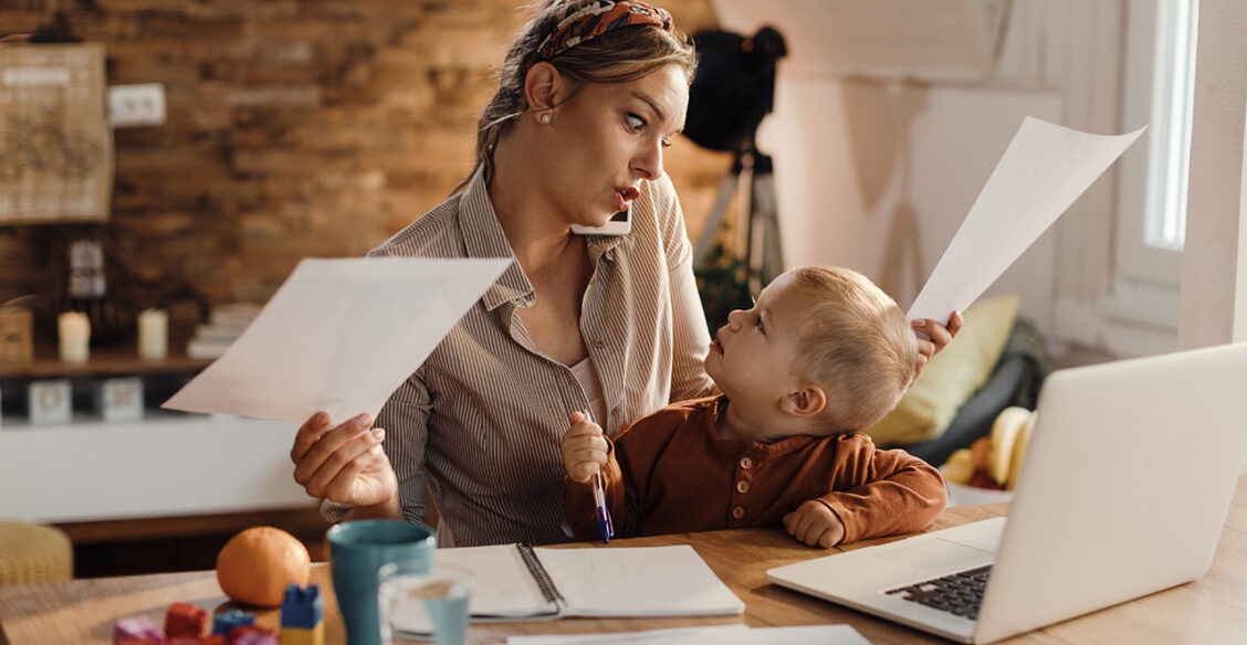 «Я ввязалась в гонку: первая смена на работе, вторая — дома с ребенком». Мамы — о работе в декрете