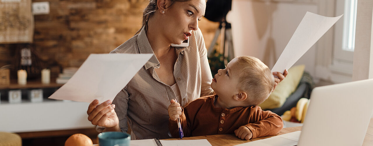 «Я ввязалась в гонку: первая смена на работе, вторая — дома с ребенком». Мамы — о работе в декрете