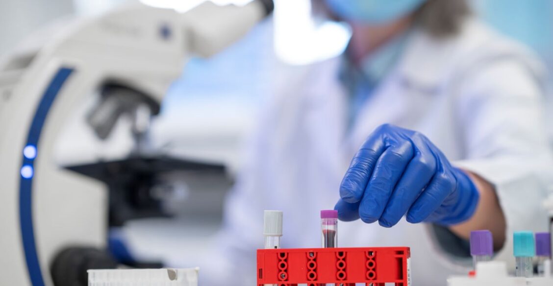 Российские ученые нашли морскую бактерию, которая убивает рак