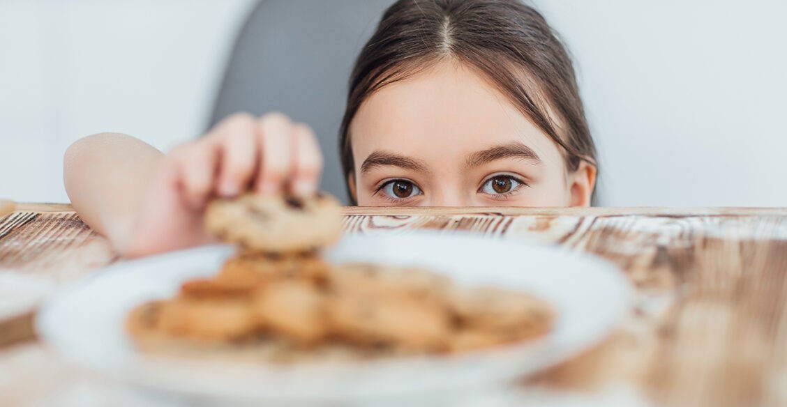 Моя 14-летняя дочь постоянно ест сладости. Это ей навредит?